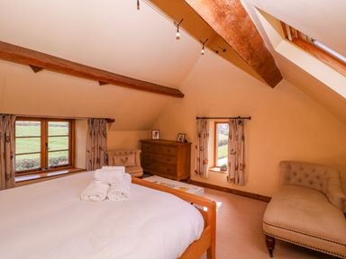 A bedroom with a bed and a dressing table at Elm View in Chipping Campden