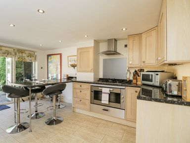 A kitchen with a dining area at The Old Reading Room Bledington near Stow-on-the-Wold