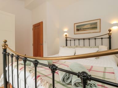 A bedroom with a bed made with white linens and green towels at Pippin in Martin