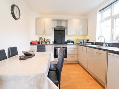 A kitchen with a table and chairs at Arnant in Dolgellau