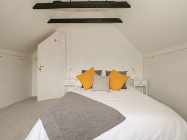 A bedroom with a bed with pillows and side tables at Thames Reach in Wallingford