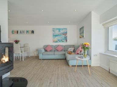 A living room with a sofa and table at Chi An Mor in Porth