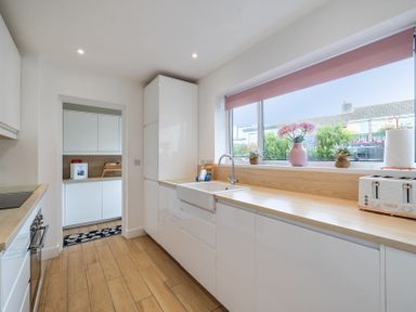 A kitchen with cabinets and sink at Chi An Mor in Porth