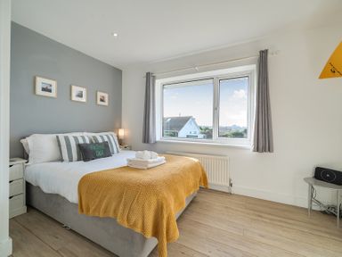 A bedroom with a bed and window at Chi An Mor in Porth