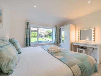A bedroom with a bed and dressing table at Chi An Mor in Porth