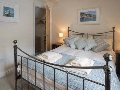 A bedroom with a metal framed double bed and bedside tables with lamps at Gooder House in Dartmouth