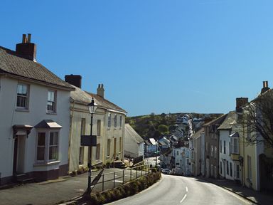 A street with houses on both sides and a hill in the distance at Meadow View in Modbury