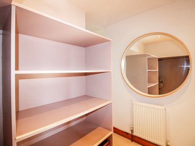 A room with shelves and a mirror at The Station in Bolberry
