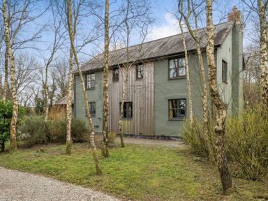 A house surrounded by trees at Spring Park Farmhouse in Launceston