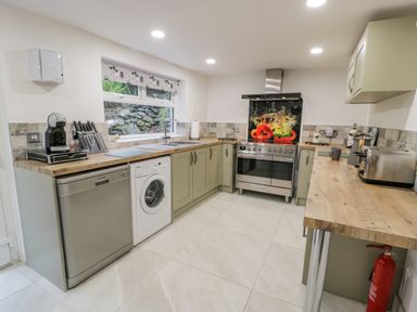 A kitchen with dishwasher washing machine oven and toaster at Cae Lleci Llanfachreth near Dolgellau