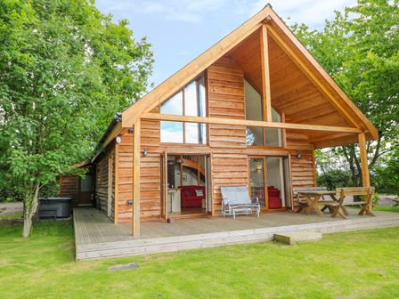 Log Cabins With Hot Tubs Uk Holiday Lodge Hot Tub Breaks Sykes