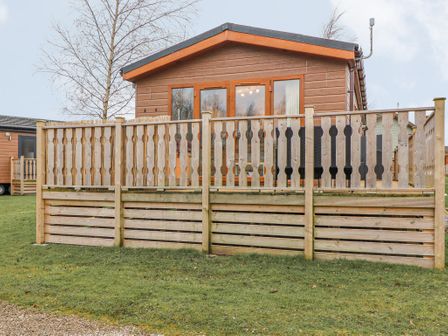 Log Cabins With Hot Tubs Uk Holiday Lodge Hot Tub Breaks Sykes