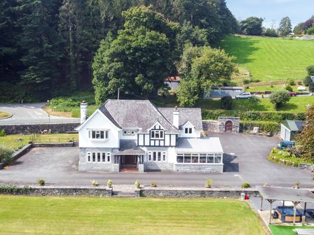 A house with a garden and a driveway at Pengwern in Llanrwst