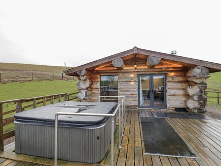 An outdoor area featuring a hot tub at Douglas Cabin at Salford Court Farm Fishing Cabins near Clifton Upon Teme