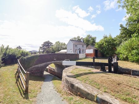 A bridge and lock gate near a house at Burgedin Locks Cottage Arddleen near Llandrinio