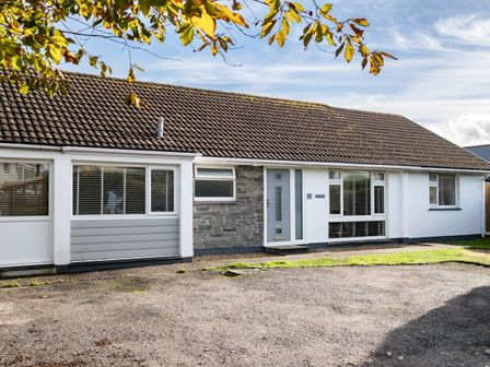 A single story house with a tiled roof and multiple windows at Obo's Retreat in St Minver near Rock