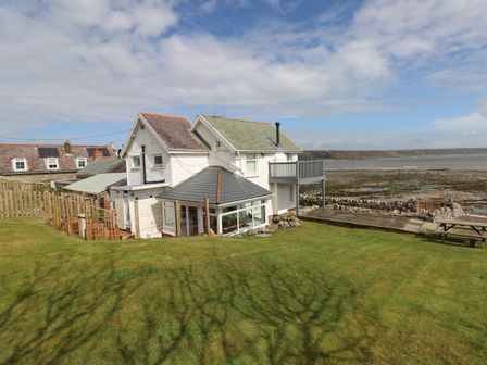 A house with a garden near a rocky beach at 2 Salt Cottage in Port Eynon