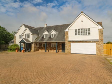 A large house with brick driveway and garage at Bodmin Country House in Lanivet