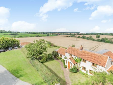 A house with orange tiled roof and garden surrounded by fields at Skelder Parham in Parham Near Framlingham