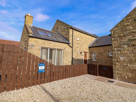 An outdoor view of a house with a fenced area at Roe Deer in Lucker