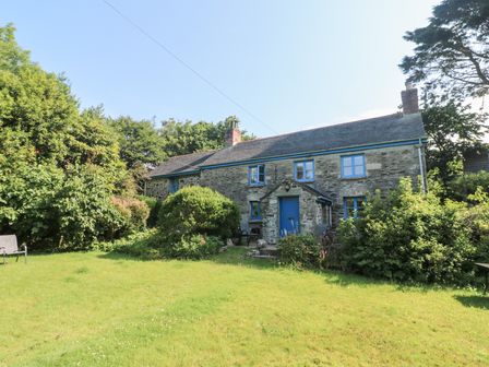 A house with a garden and chairs at Sunnyvale Cottage in Rosudgeon