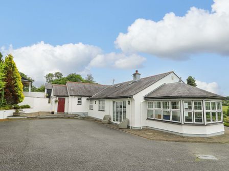 A house with a driveway and garden at Bwthyn Clai in Llangefni