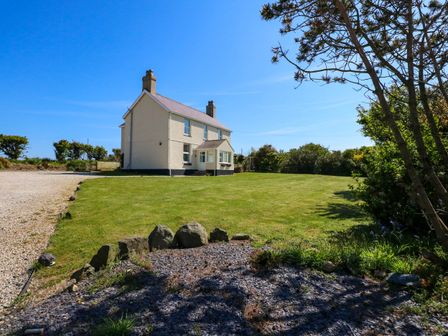 A detached house with a large lawn and gravel driveway at Ael Y Fron in Aberdaron