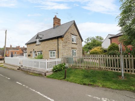 A house with a fence and garden at The Cottage in Ettington