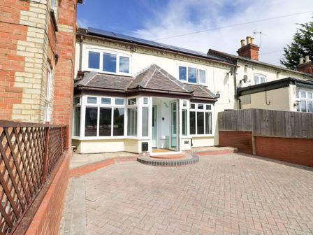 A building with front door and windows at The Golden Cross Cottage in Evesham