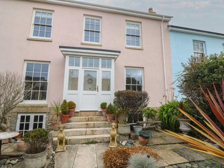 A house entrance with stairs and plants at Scillonia in Penzance