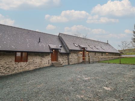 Godre'r Gyrn, Plas Moelfre Hall Barns