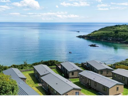 A view of mobile homes next to the sea at Lodge 58 at Riviera Bay Coastal Retreat Brixham
