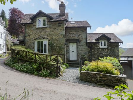 A house with a garden at Hollens Cottage in Grasmere