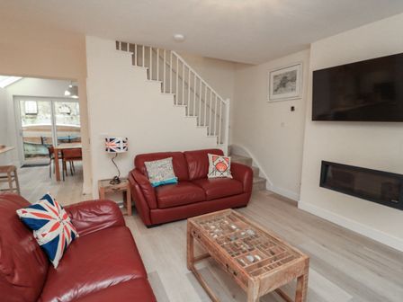A living room with a sofa and coffee table at Full Deck in Dartmouth