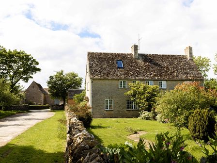A house with garden and stone wall at Stable Cottage in Lechlade-On-Thames