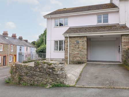 A house with garage and driveway at Eydon in Salcombe