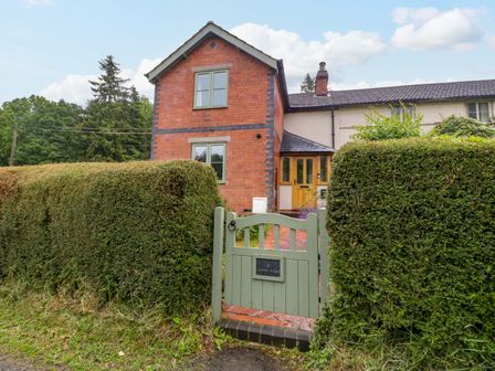 A house with a gate and hedges at 2 Loxter Villas Wellington Heath near Ledbury