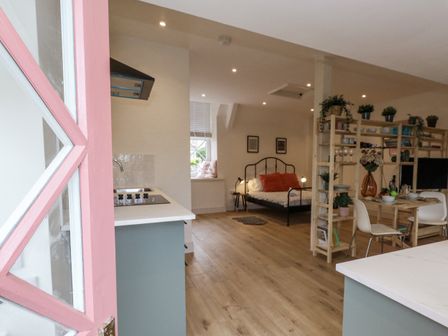 A studio with kitchen and bed at Sea Pink Studio in Swanage