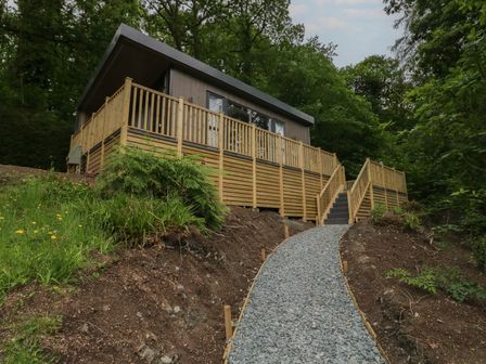 A building with decking and a pathway at Hodge Luxury Pod in Keswick