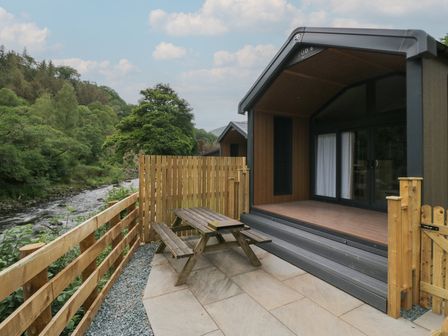 An outdoor area with a pod and picnic table at Lingy Luxury Family Pod in Keswick