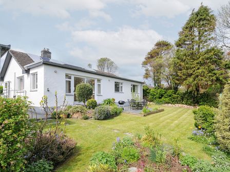 A house with patio and garden at Chimings Rock
