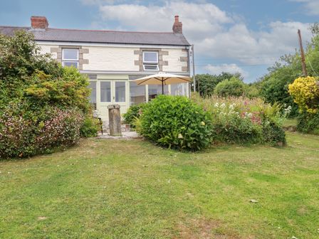 A house with a garden and umbrella at Nanvivian in Feock near Truro