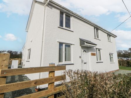 A house with windows and a door at Glandwr House in Crossgates near Llandrindod Wells