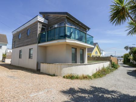 A house with a balcony at Shearwater in Rhosneigr