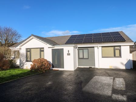 A house with solar panels on the roof at Byron’s Retreat Crantock
