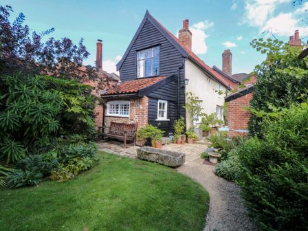 A house with a garden and bench at Bank House in
