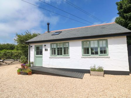 An exterior view of a cottage with a garden at Lavender Cottage