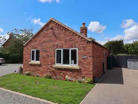 A house with garden and driveway at Dan’s Holiday Cottage in Driffield