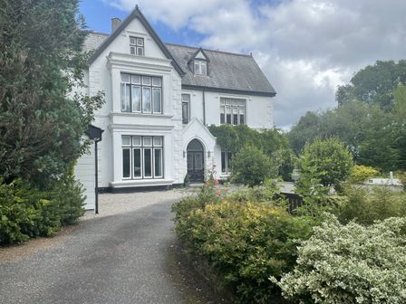 A house with garden and gravel driveway at Queensbury Loft in Par