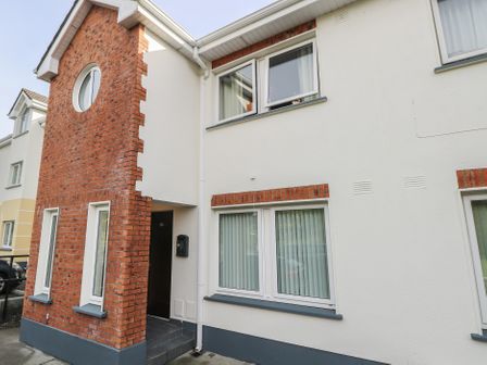 A building exterior with windows and a front door at Kathleens Cosy Apartment Galway